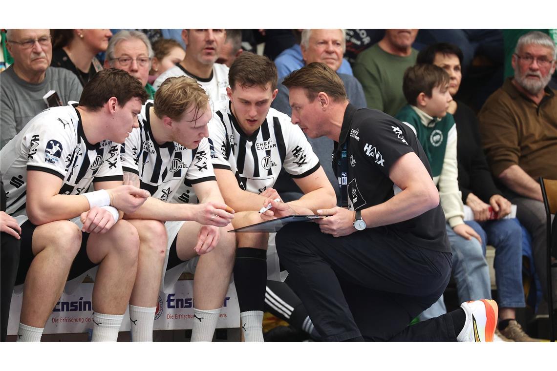 THW-Coach Filip Jicha stellt seine Spieler auf Frisch Auf ein.