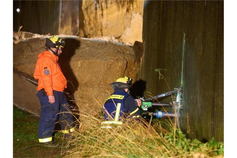 THW-Helfer sichern in Beller (Kreis Ahrweiler) die Stützmauer einer Brücke der Autobahn A61, die zuvor aufgrund von Unterspülung eingestürzt ist. Foto: Thomas Frey/dpa