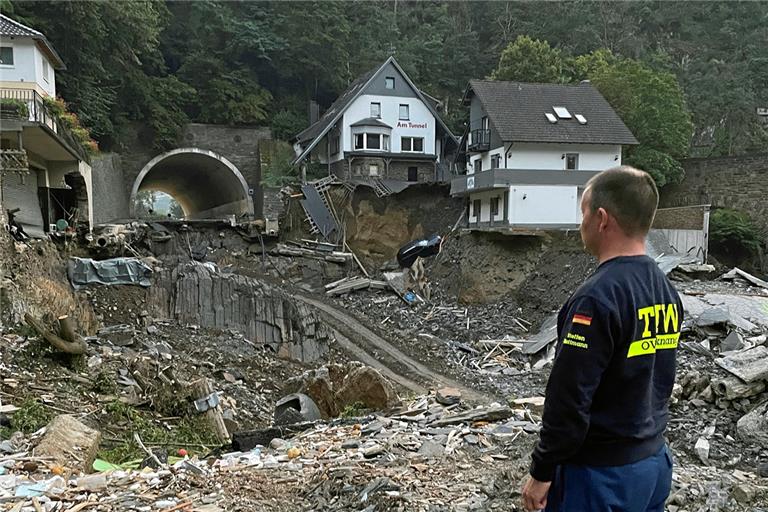 THW-Zugführer Steffen Hoffmann steht hier an einem Straßentunnel in Altenahr, durch den das Wasser geschossen ist, das dahinter alles zerstört hat. Fotos: THW Backnang