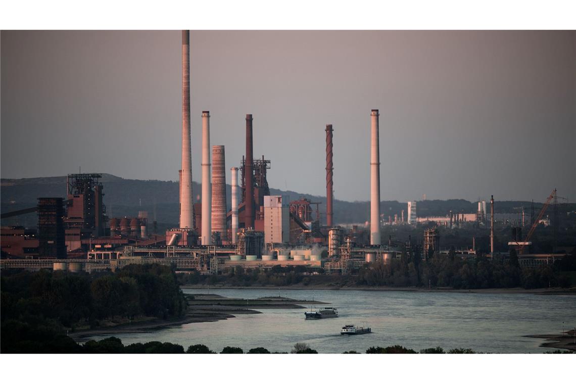 Niedrigwasser im Rhein: Thyssenkrupp belädt Schiffe geringer Thyssenkrupp belädt wegen der niedrigen Wasserstände seine Schiffe etwas weniger, um den Tiefgang zu verringern. (Archivbild)