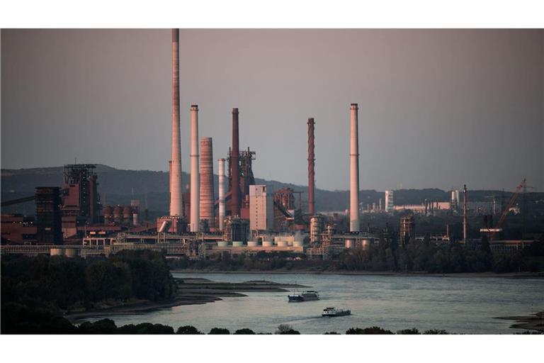 Thyssenkrupp belädt wegen der niedrigen Wasserstände seine Schiffe etwas weniger, um den Tiefgang zu verringern. (Archivbild)