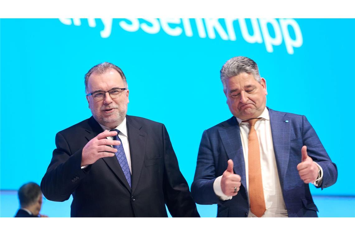 Thyssenkrupp-Chefaufseher Russwurm (li.) und Vorstandschef López lassen sich vor Beginn der Hauptversammlung fotografieren.