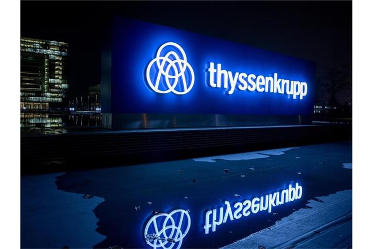 Thyssenkrupp steckt tief in den roten Zahlen. Allein in den ersten neun Monaten des laufenden Geschäftsjahres könnte sich ein Verlust von bis zu einer Milliarde Euro aufgetürmt haben. Foto: Marcel Kusch/dpa