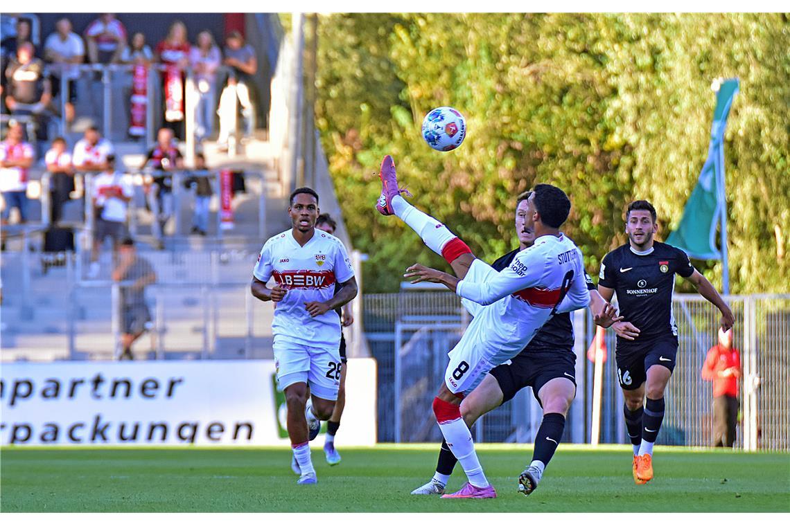 Tiago Tomás lupft den Ball über sich selbst hinweg. 