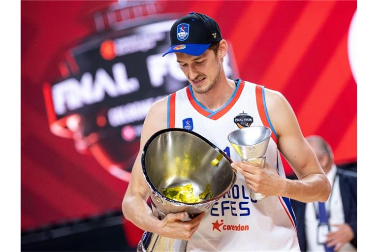 Tibor Pleiss hebt nach der Partie den Pokal in die Höhe. Foto: Marius Becker/dpa