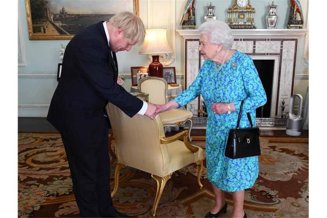 Boris Johnson neuer britischer Premierminister Tiefe Verbeugung: Königin Elizabeth II. begrüßt Boris Johnson, den neuen Chef der Konservativen Partei und designierten Premierministe,r im Buckingham-Palast. Foto: Victoria Jones/PA Wire