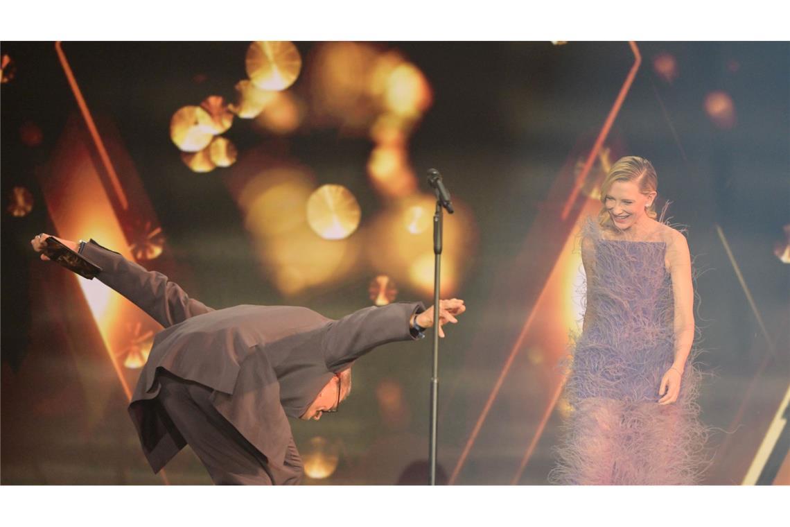 Tiefe Verbeugung vor Preisträgerin Cate Blanchett bei der Bambi-Verleihung.