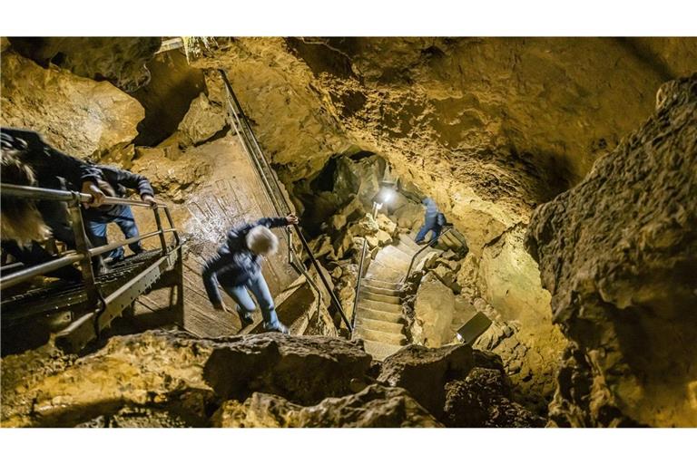 Tiefenhöhle Laichingen auf der Schwäbische Alb: Auf verschlungenen Wegen geht es 55 Meter ins Erdinnere, vorbei an  beeindruckenden Felsformationen.
