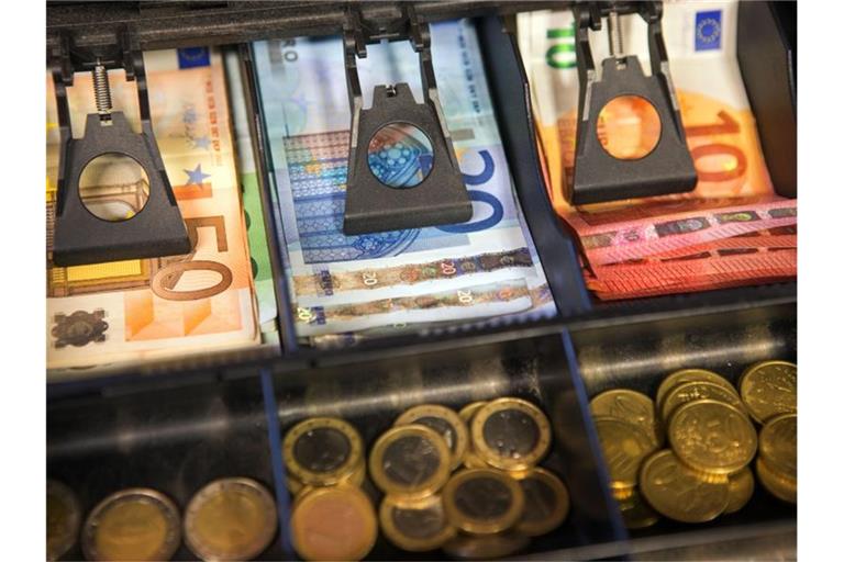 Tiefer als ein Jahr zuvor in die Tasche greifen mussten Verbraucher im Januar für Haushaltsenergie und Kraftstoffe. Foto: Jens Büttner/zb/dpa
