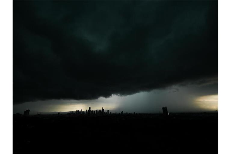 Tiefschwarze Gewitterwolken. Foto: Arne Dedert/dpa/Archivbild