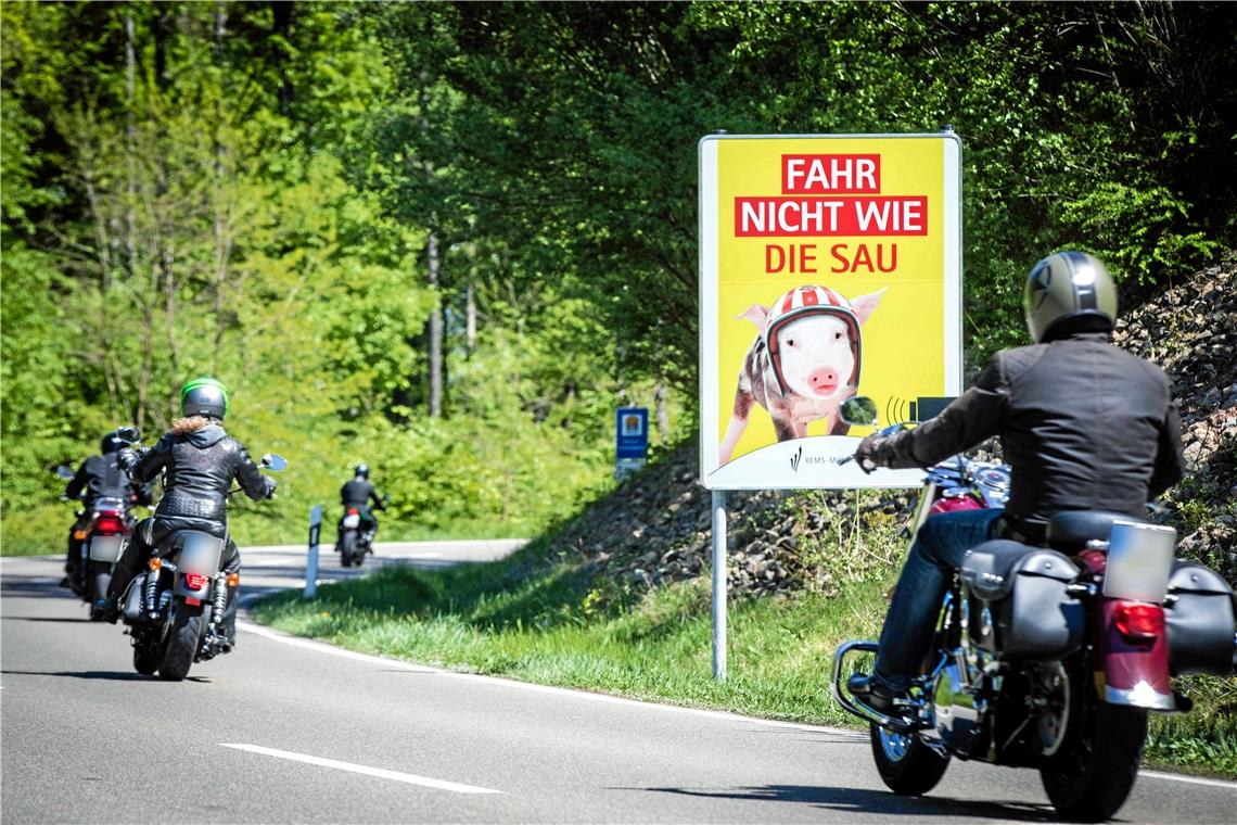 Tierische Schilder an bekannten Raserstrecken, etwa entlang der L1151 bei Schorndorf, appellieren an Motorrad- und Autofahrer, rücksichtsvoll unterwegs zu sein. Foto: Beytekin/Landratsamt