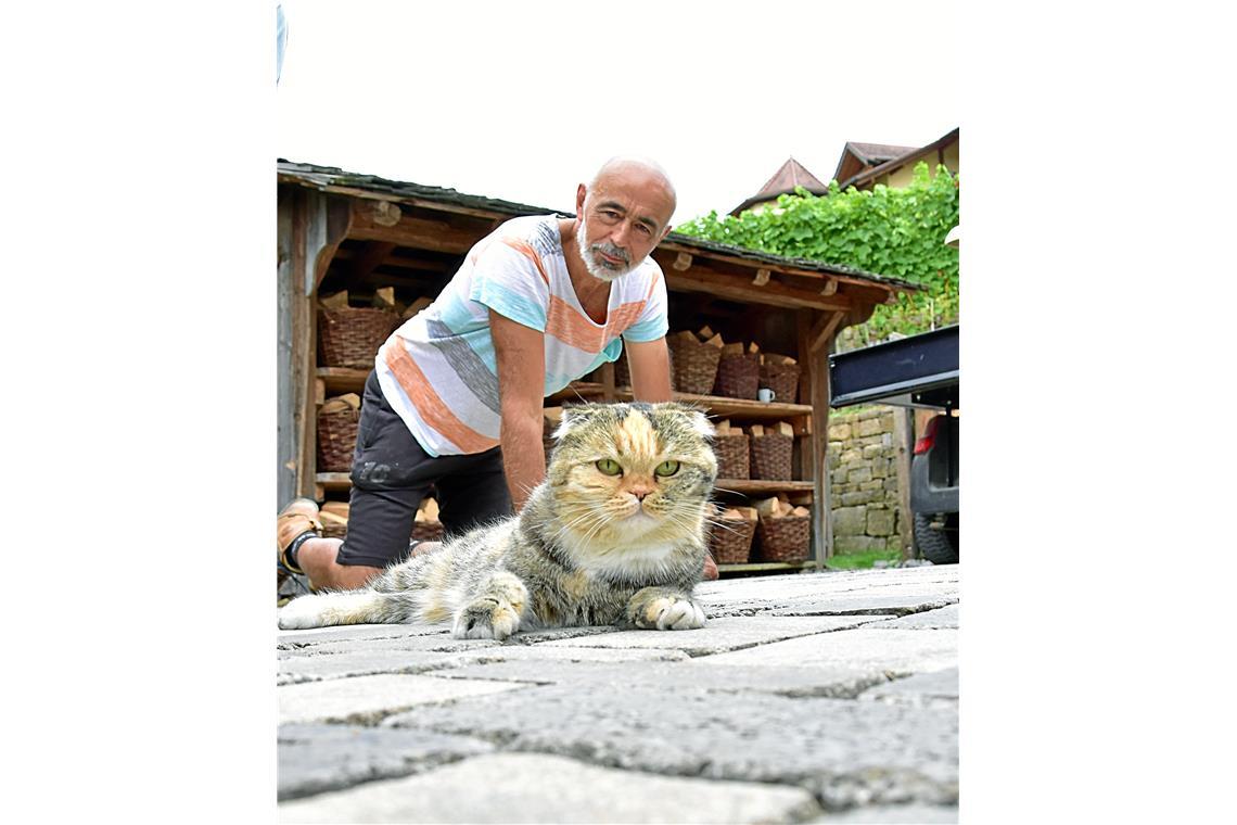 Tierpfleger Constantin Popescu und Katze. Sonderveröffentlichung SV 75 Jahre Son...