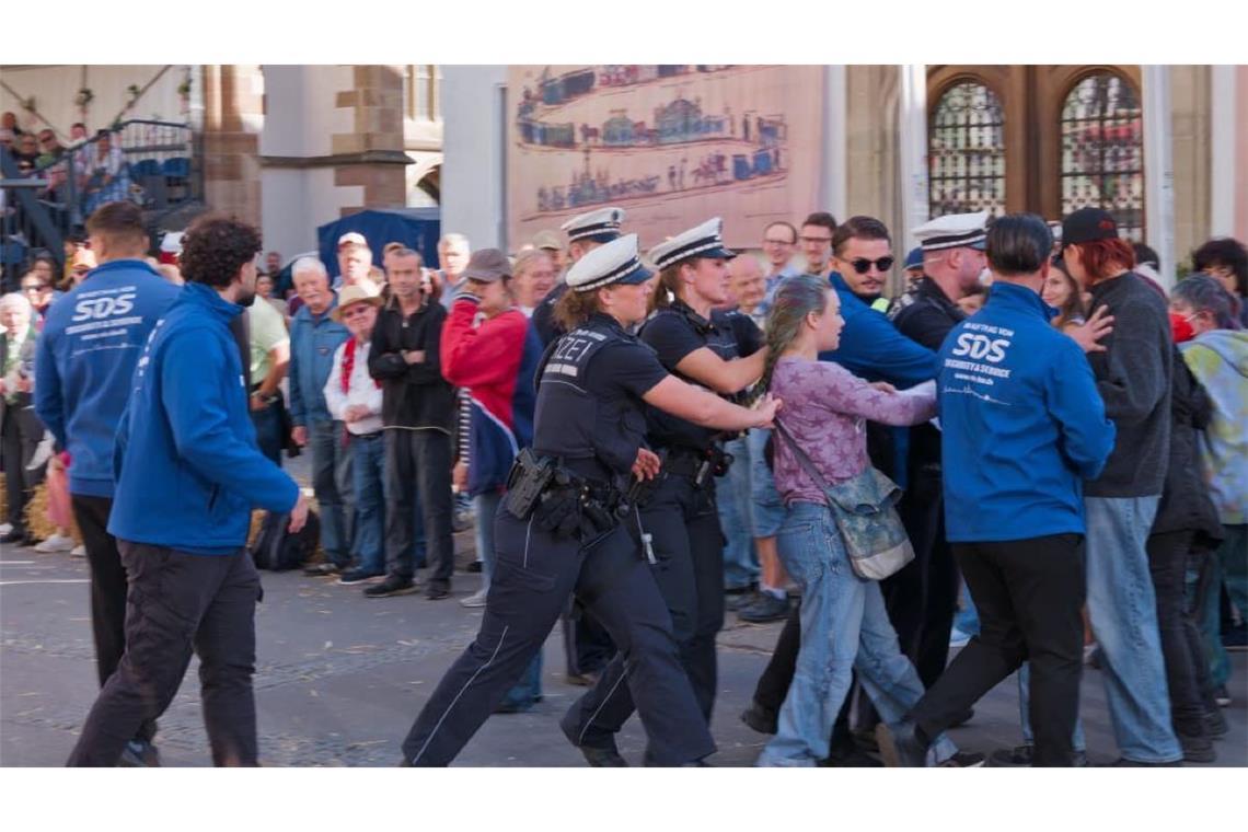 Tierschützer demonstrierten am Rande des Volksfestumzugs. 