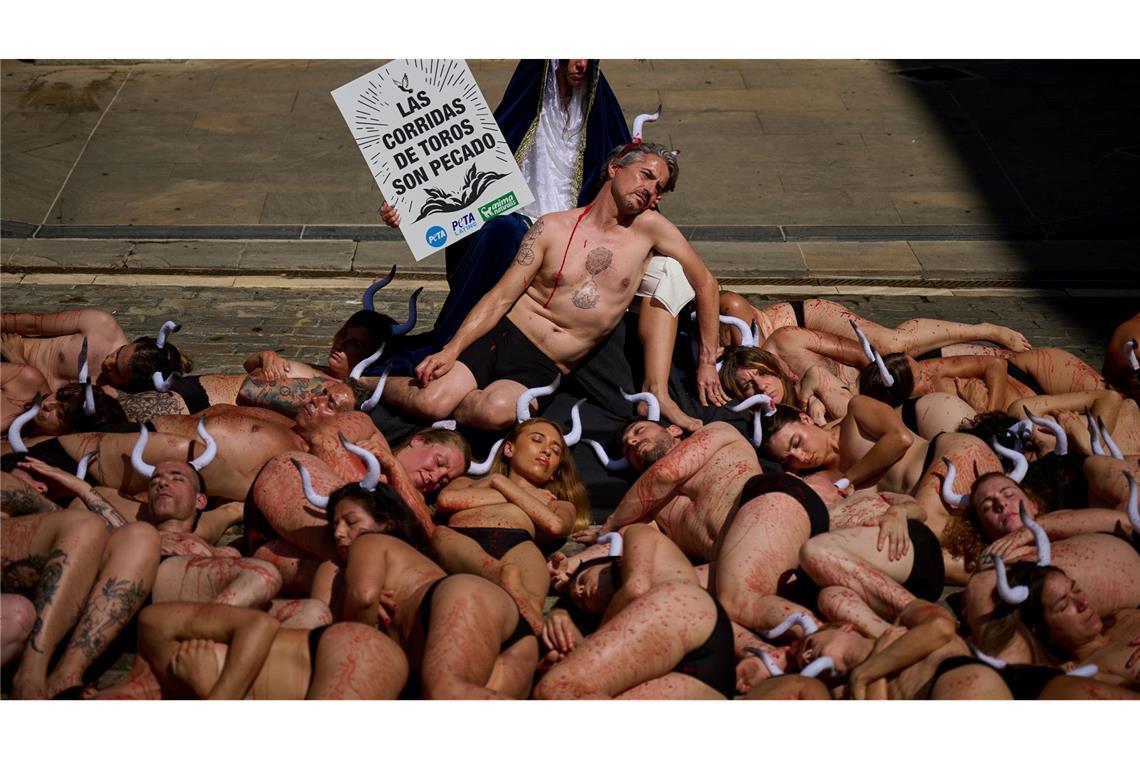 Solidarität mit Palästinensern bei Sanfermín-Fest in Spanien Tierschützer protestieren seit langem vergeblich gegen die Stierhatzen und Stierkämpfe, die sie als Tierquälerei bezeichnen.