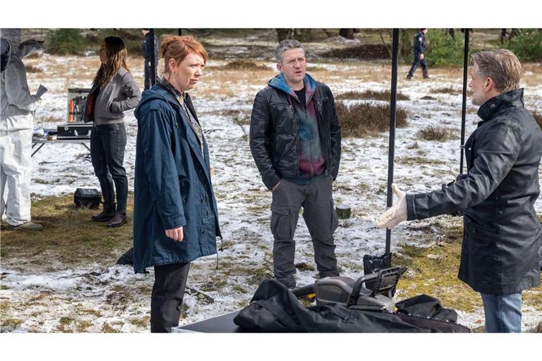Tierschutzaktivistin Sarah ist tot im Wald gefunden worden: Melly Böwe (Lina Beckmann), Volker Thiesler (Josef Heynert) und Anton Pöschel (Andreas Guenther, v.l.) nehmen die Ermittlungen auf.