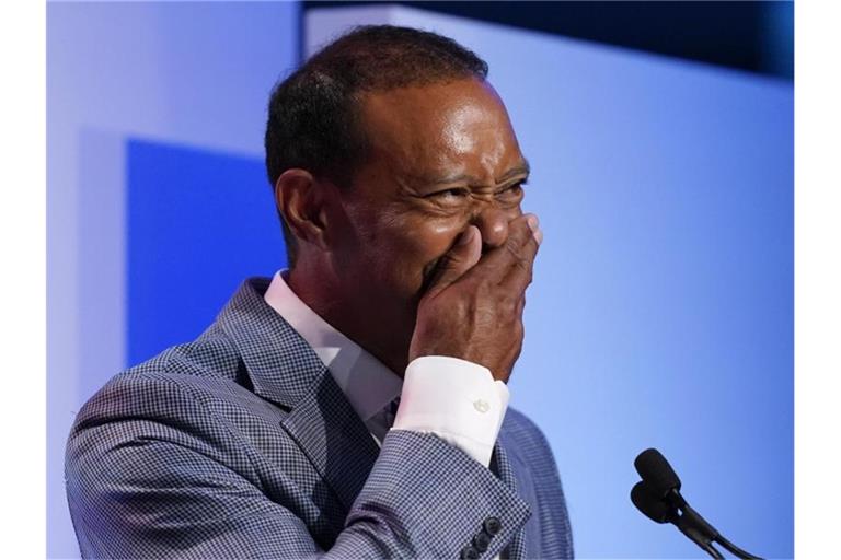 Tiger Woods bei seiner emotionalen Dankesrede bei der Aufnahme in die World Golf Hall of Fame. Foto: Gerald Herbert/AP/dpa