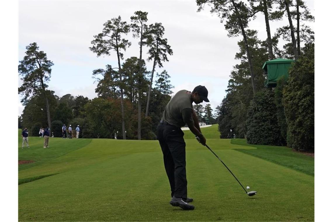 Masters-Start: Tiger Woods nach Rekordrunde sehr zufrieden Tiger Woods beim Abschlag im Augusta National Golf Club. Foto: David J. Phillip/AP/dpa