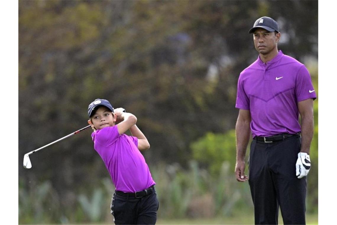 Tiger Woods beobachtet seinen Sohn Charlie beim Abschlag. Foto: Phelan M. Ebenhack/FR121174 AP/dpa