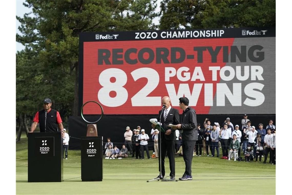 Tiger Woods (l) hat zum 82. Mal ein Turnier der PGA-Tour gewonnen. Foto: Lee Jin-Man/AP/dpa