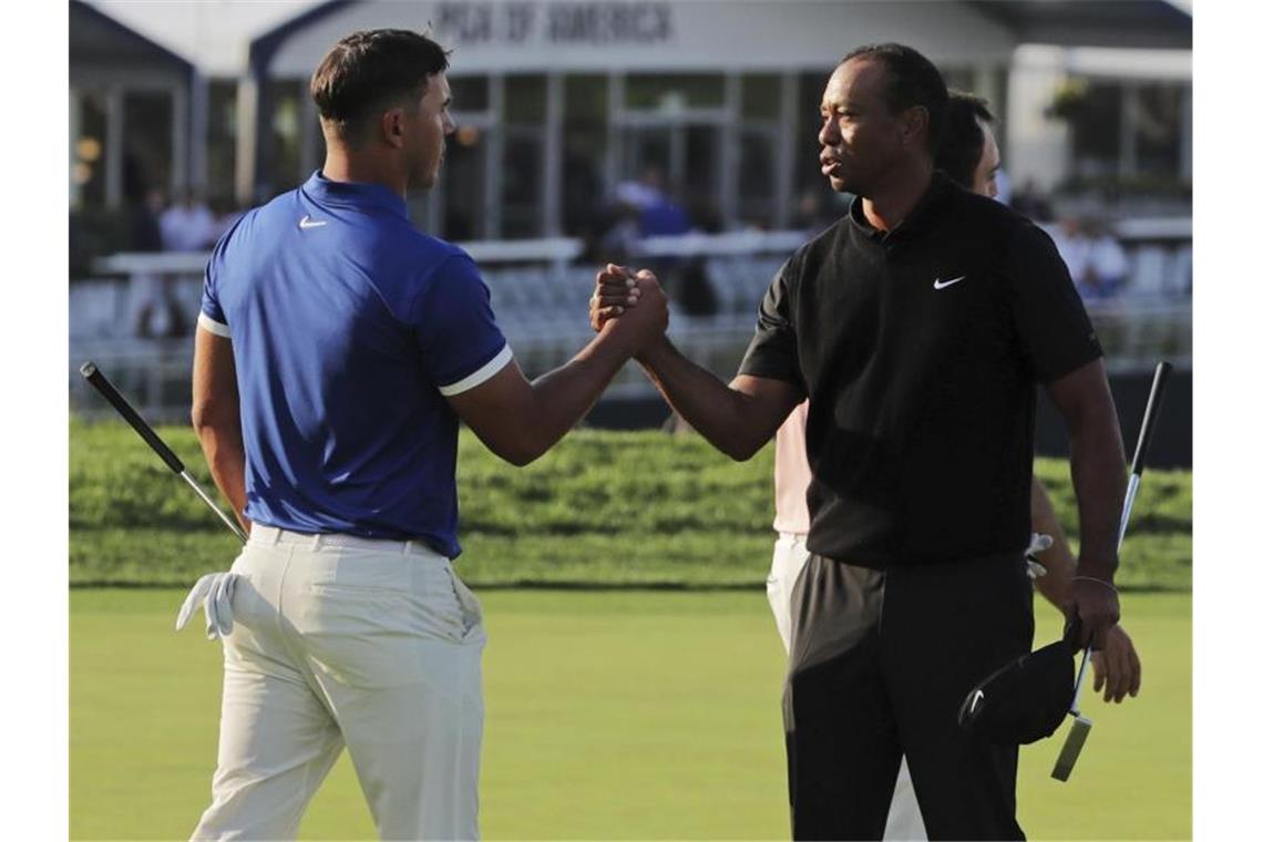 Tiger Woods (r) gratuliert Brooks Koepka nach der zweiten Runde bei der PGA Championship. Foto: Charles Krupa/AP