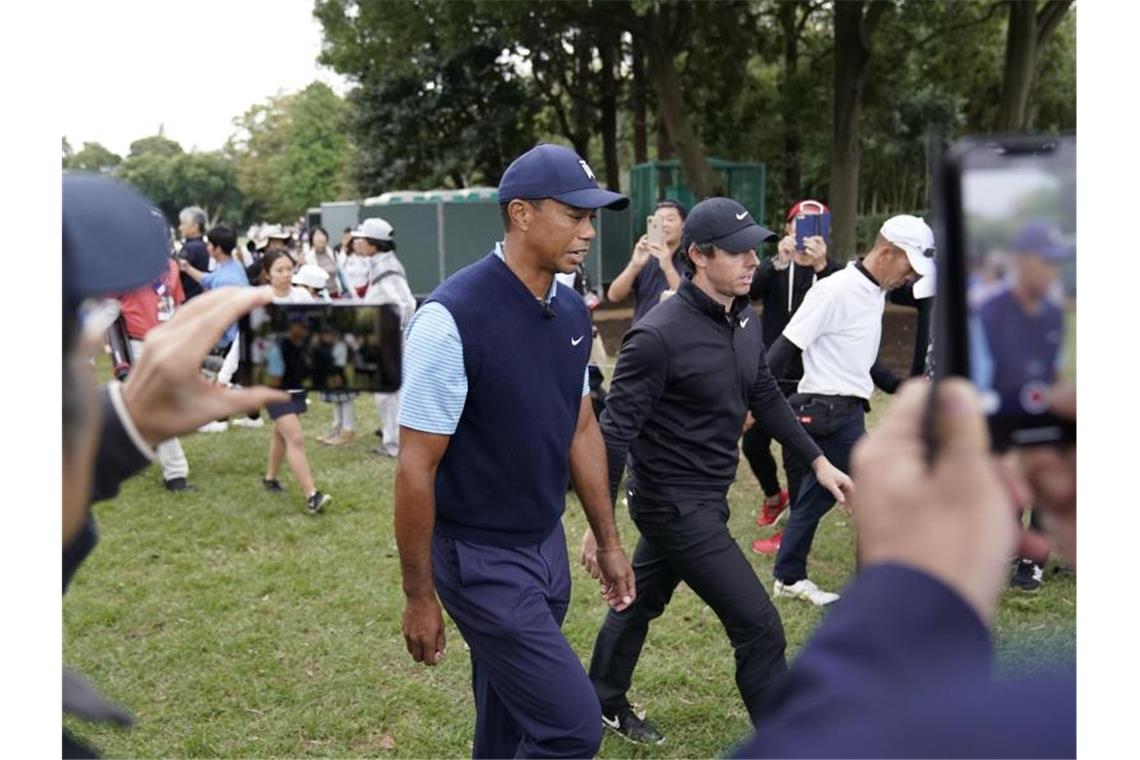 Tiger Woods und Rory McIlroy bei dem Show-Event in Japan. Foto: Lee Jin-Man/AP/dpa