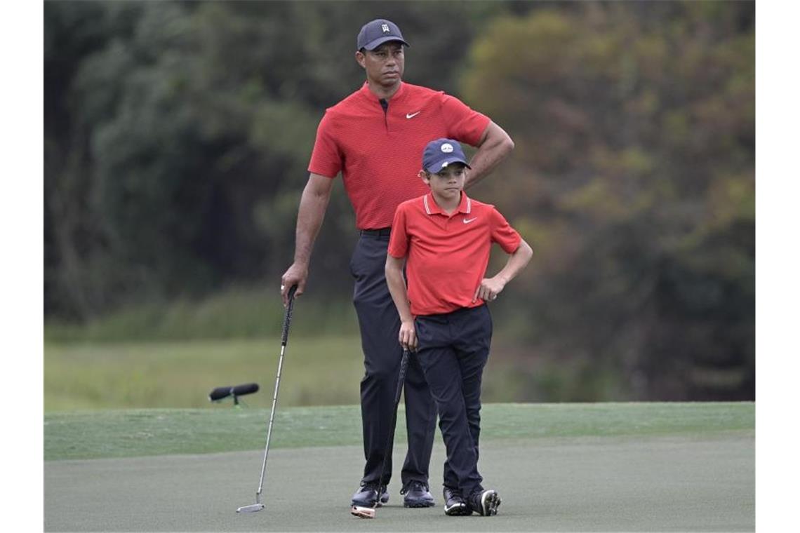 Tiger Woods und sein Sohn Charlie beendeten die PNC Championship in Orlando auf Platz sieben. Foto: Phelan M. Ebenhack/FR121174 AP/dpa