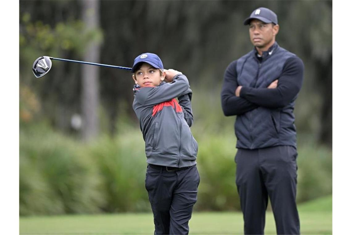 Tiger Woods und sein Sohn Charlie während der Trainingsrunde in Orlando. Foto: Phelan M. Ebenhack/FR121174 AP/dpa