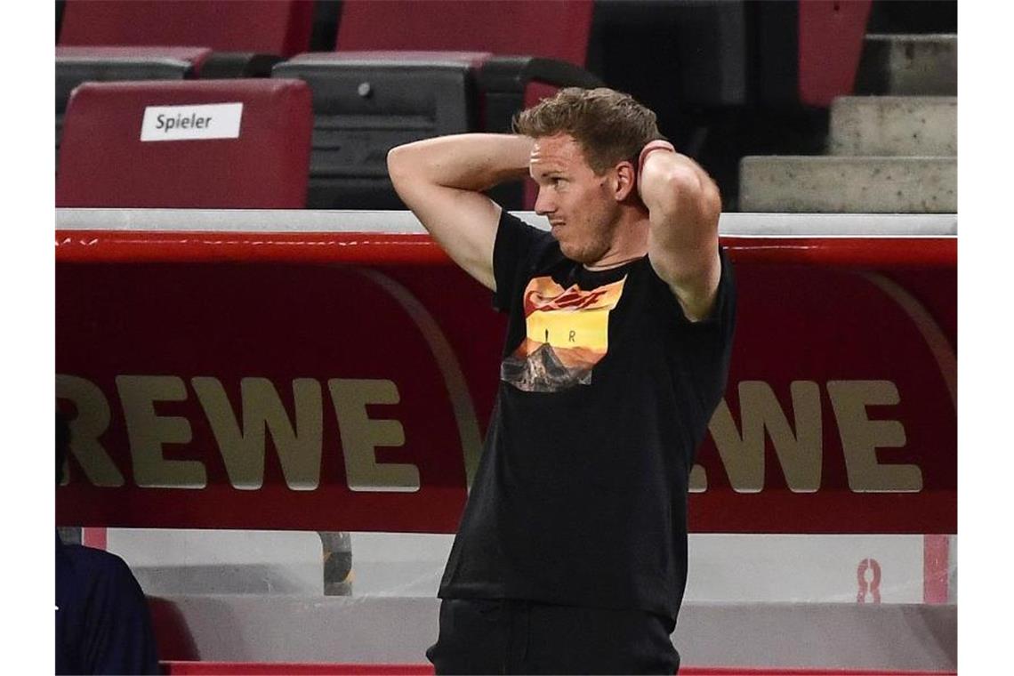 Tigerte beim Spiel in Köln an der Seitenlinie entlang: Leipzigs Trainer Julian Nagelsmann. Foto: Ina Fassbender/AFP/POOL/dpa