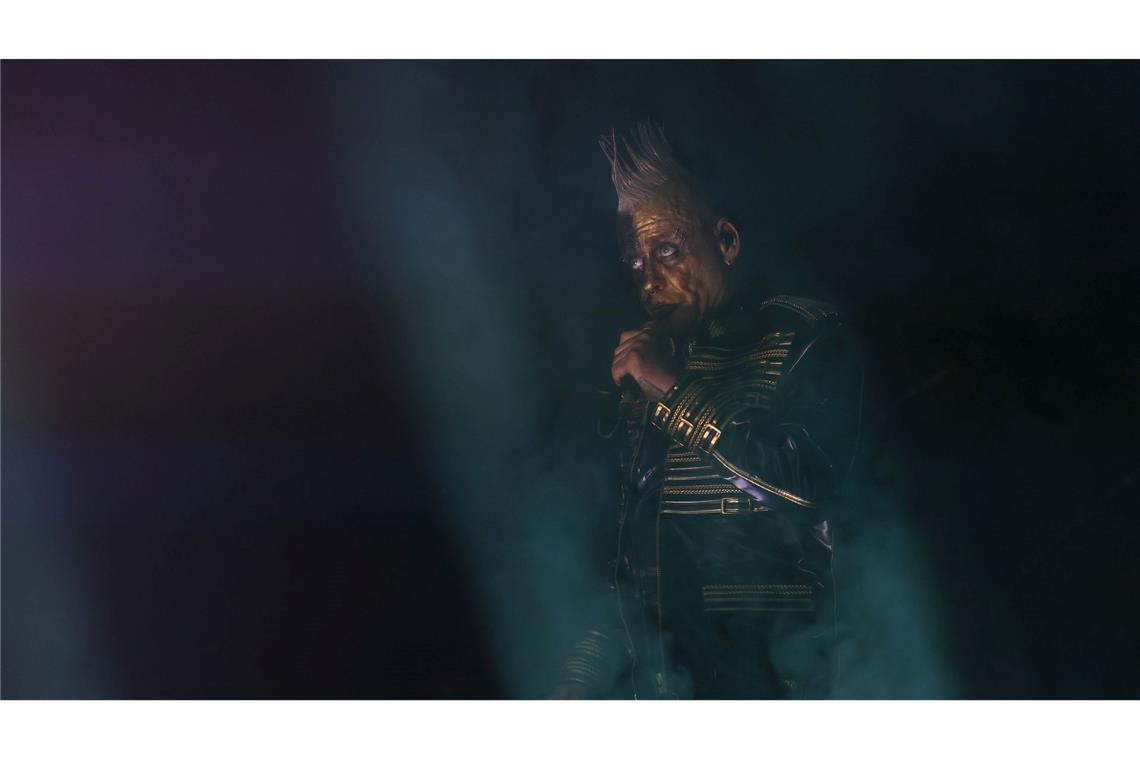 Till Lindemann singt zum Tourauftakt der Solo-Tournee "Meine Welt" auf der Bühne in der Quarterback Immobilien Arena in Leipzig.