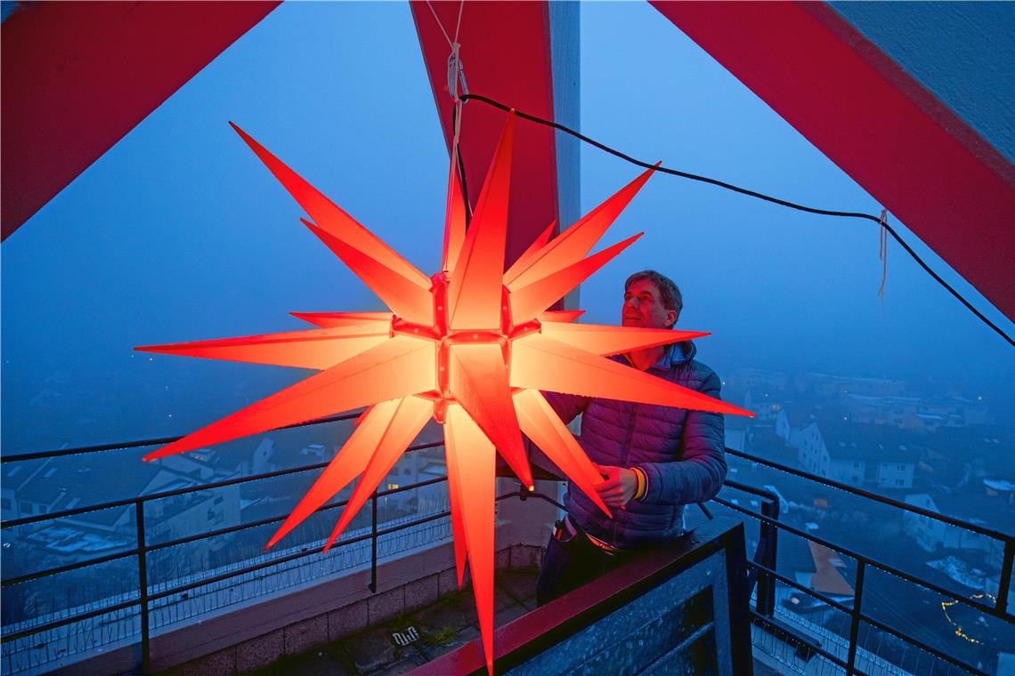 Tilmann Schamal hat bereits den Herrnhuter Stern auf dem Turm der Matthäuskirche in Backnang angebracht. Fotos: A. Becher