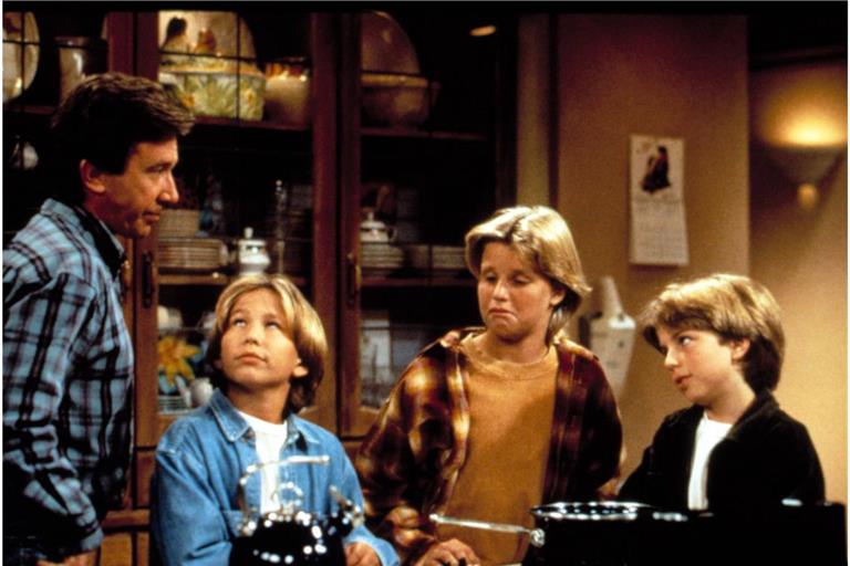 Tim Allen (l.) mit seinen Seriensöhnen Jonathan Taylor, Zachery Ty Bryan und Taran Noah Smith (v.l.) in "Hör mal, wer da hämmert".