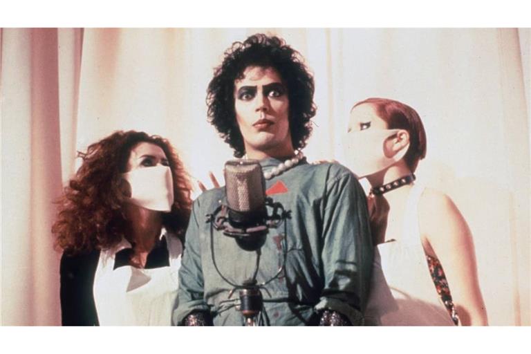 Tim Curry - mit Patricia Quinn (li.) und Nell Campbell (re.) als Frank N. Furter in dem Kultfilm „Rocky Horror Picture Show“ (1975)