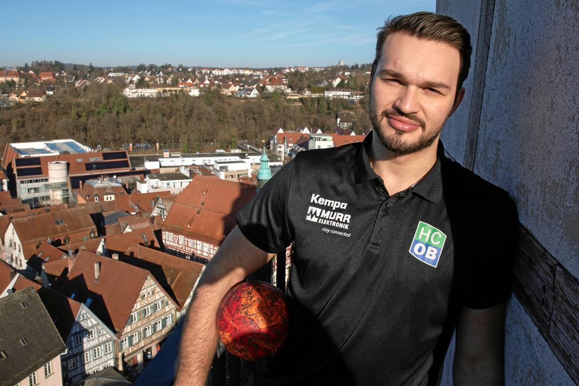 Düren bleibt beim HCOB Tim Düren hat fürs Foto den Backnanger Stadtturm erklommen und will auch mit dem HCOB hoch hinaus. Aus Berlin gekommen, fühlt er sich im beschaulichen Murrtal längst wohl. Foto: A. Becher