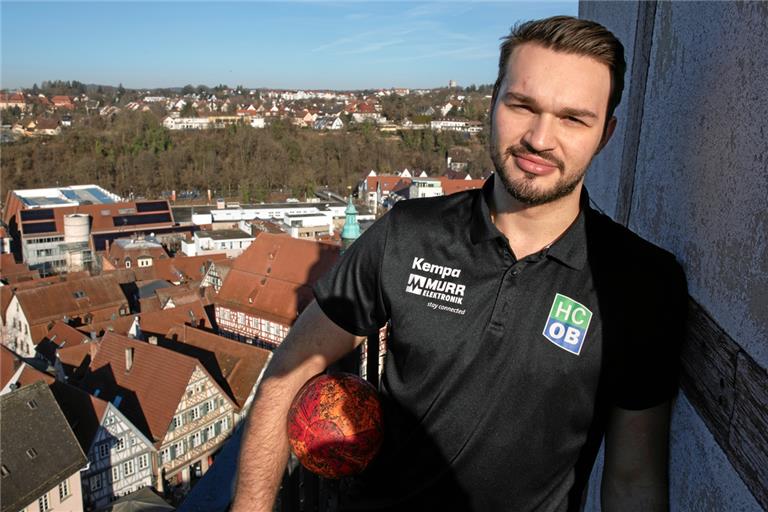 Tim Düren hat fürs Foto den Backnanger Stadtturm erklommen und will auch mit dem HCOB hoch hinaus. Aus Berlin gekommen, fühlt er sich im beschaulichen Murrtal längst wohl. Foto: A. Becher