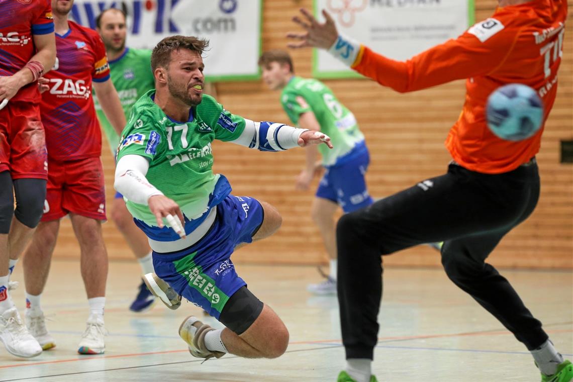 HCOB jubelt nach irrem Handballthriller Tim Düren (Mitte) hatte mit den Handballern des HC Oppenweiler/Backnang alles gegeben und die Überraschung perfekt gemacht. Fotos: A. Becher