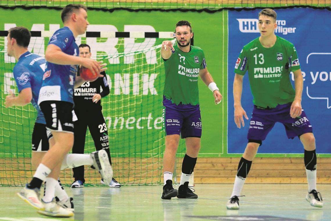 „Ein Derby ist jedes Mal etwas Besonderes“ Tim Düren (Mitte) will mit dem HCOB entschlossen zu Werke gehen. Foto: A. Becher