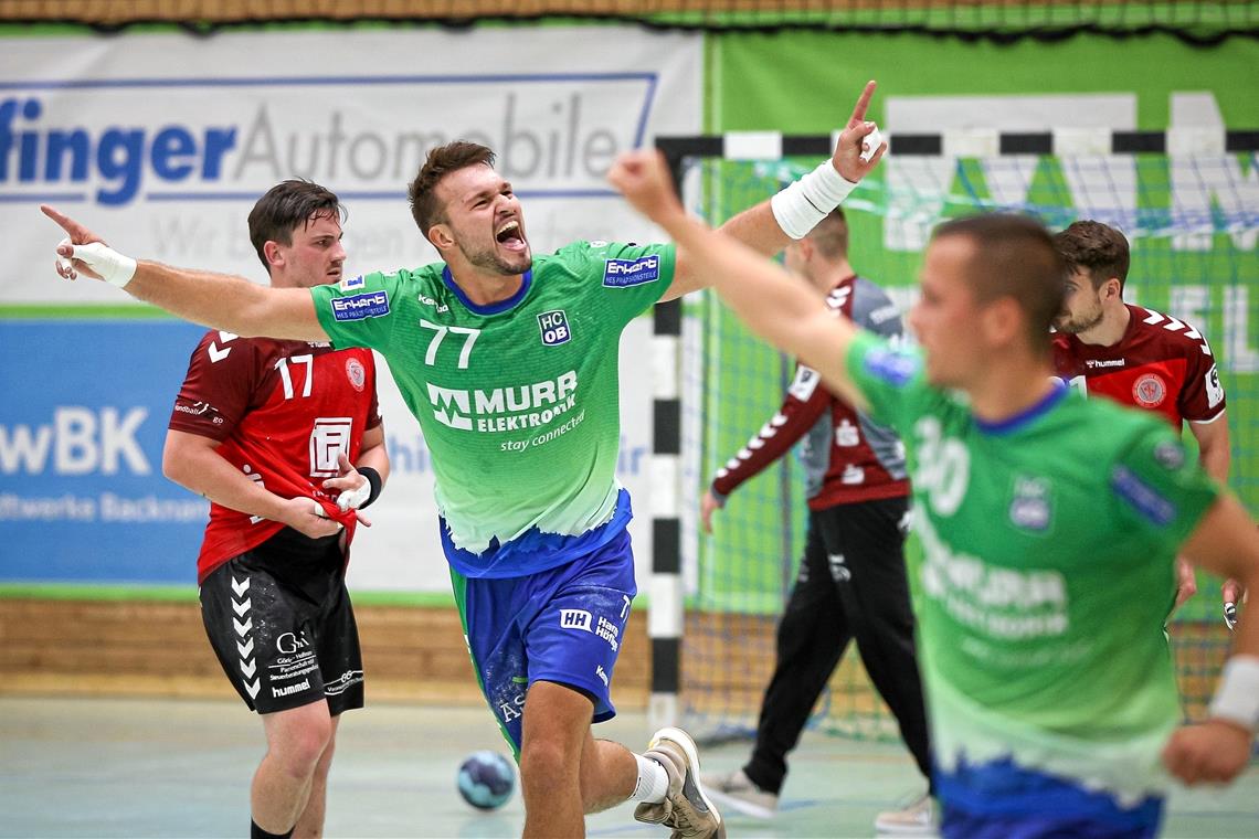 Tim Düren und die Handballer des HC Oppenweiler/Backnang bejubeln den klaren Heimsieg. Foto: A. Becher