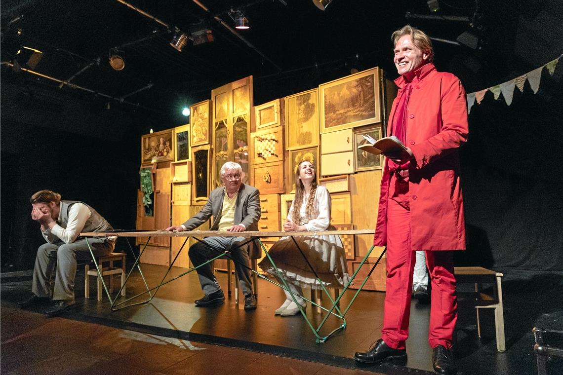 Tim Fiechtner, Ralf Kleinpeter, Leonie Bernhardt und Volker Seifert (von links) stehen als Student Anselmus, Konrektor Paulmann, Fräulein Veronika und Archivarius Lindhorst auf der Bühne. Fotos: Alexander Becher 