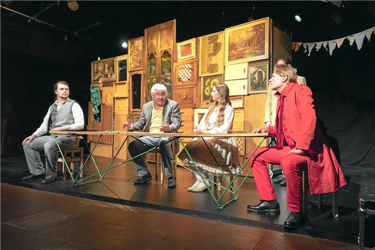 Tim Fiechtner, Ralf Kleinpeter, Leonie Bernhardt und Volker Seifert (von links) standen 2022 in Fontanes Klassiker der goldene Topf als Student Anselmus, Konrektor Paulmann, Fräulein Veronika und Archivarius Lindhorst auf der Bühne. Dieses Jahr spielt die Bürgerbühne Romeo und Julia. Nach der Sommerpause gibt es noch acht Aufführungen. Foto: Alexander Becher