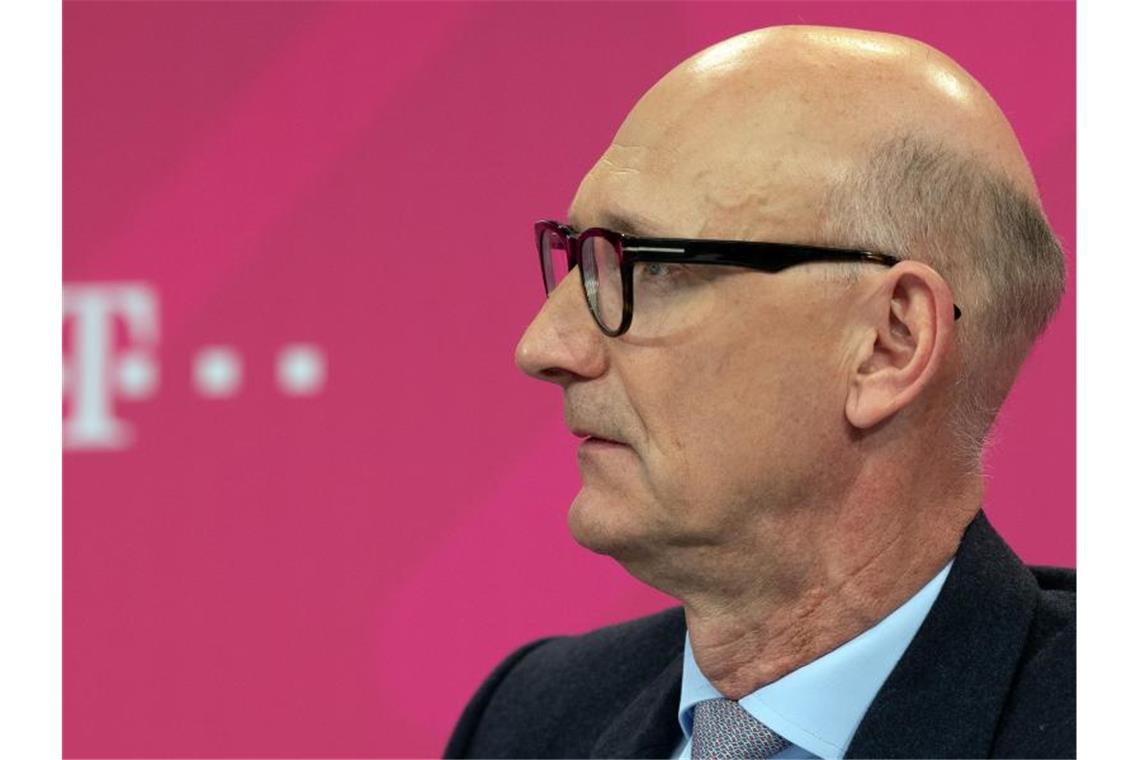 Tim Höttges, Vorstandsvorsitzender der Deutschen Telekom, spricht auf der Bilanz-Pressekonferenz. Foto: Federico Gambarini/dpa