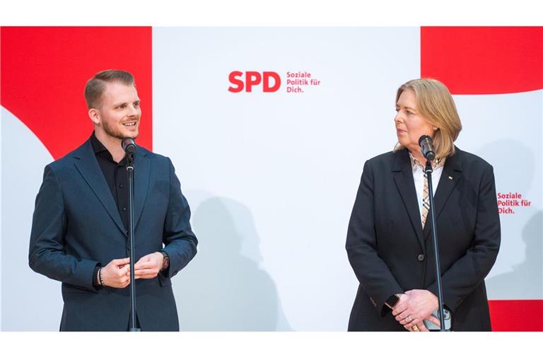 Tim Klüssendorf und Bärbel Bas präsentieren sich in der Berliner Parteizentrale der SPD.