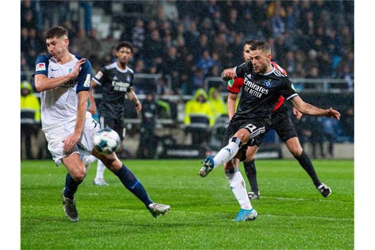 Tim Leibold (r) leitete mit seinem Tor zum 1:1 die HSV-Wende in Bochum ein. Foto: Guido Kirchner/dpa