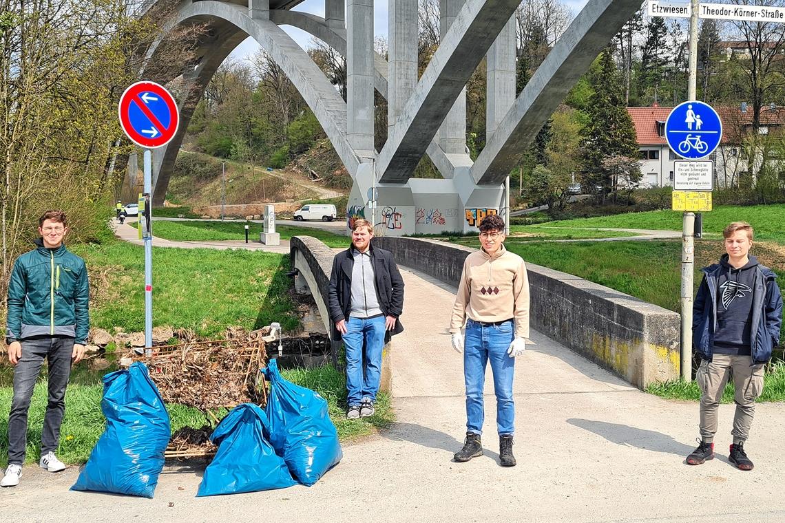 Corona kann Flurputzete nicht ausbremsen Tim-Luka Schwab, Backnangs Juso-Chef Julian Gilke, Luca Schneider und Juso Lennart Kemmler (von links) mit einem Teil ihrer Ausbeute.
