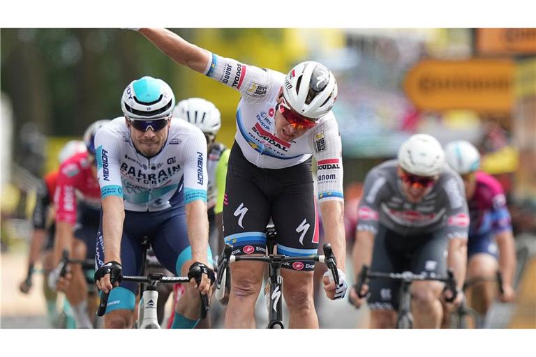 Tim Merlier feiert den Etappensieg, der deutsche Sprinter Phil Bauhaus (L.) freut sich über den dritten Rang.