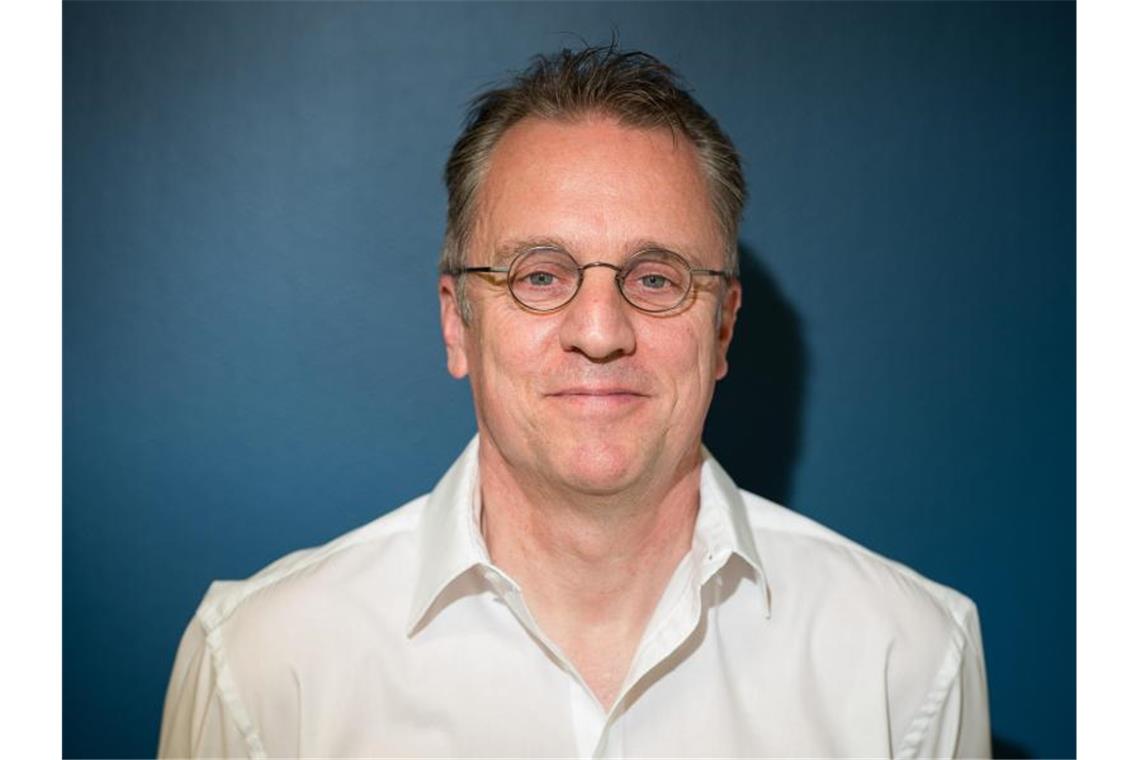 DFB-Arzt Meyer mahnt Profis: Virus nicht ins Team tragen Tim Meyer appelliert an die Fußball-Profis, sich im Privatleben verantwortungsvoll zu verhalten. Foto: Oliver Dietze/dpa