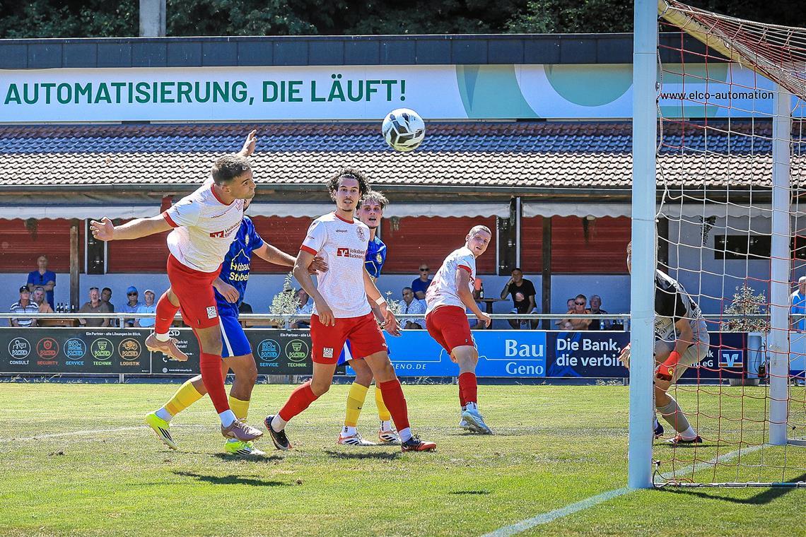 Tim Pöhler (links) hat in dieser Saison – wie hier zum Auftakt gegen Mühlhausen – schon dreimal getroffen. Foto: Alexander Hornauer