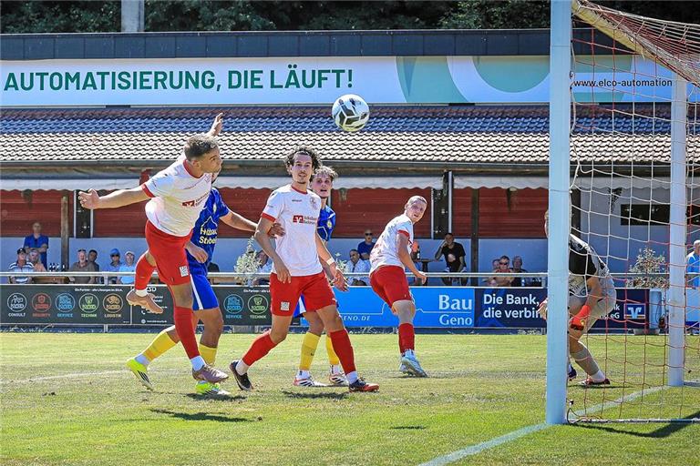 Tim Pöhler (links) hat in dieser Saison – wie hier zum Auftakt gegen Mühlhausen – schon dreimal getroffen. Foto: Alexander Hornauer