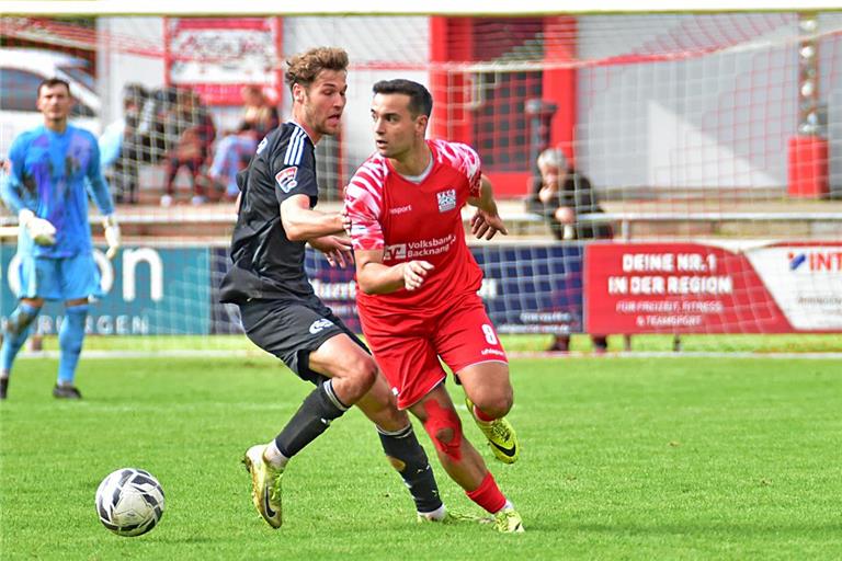 Tim Pöhler (rechts) hat im Pokal seinen ersten Startelfeinsatz nach langer Verletzungspause gehabt. Foto: Tobias Sellmaier