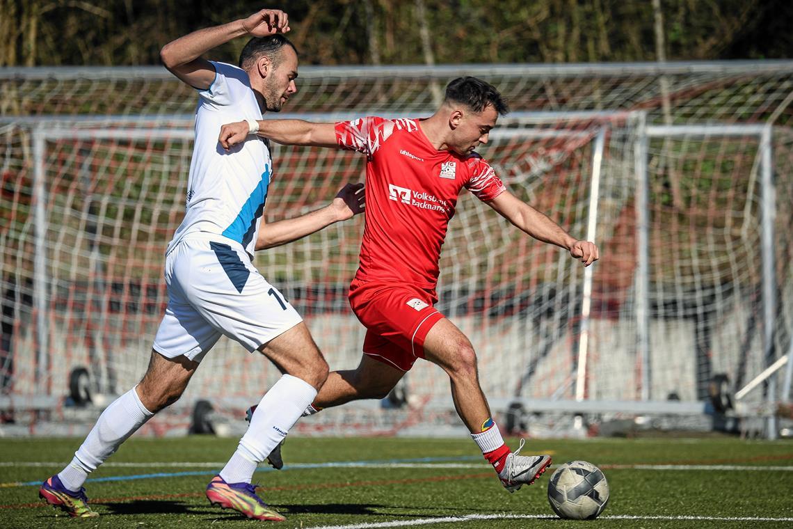 Die TSG Backnang will beim Spiel gegen den CfR Pforzheim kompakt bleiben und den Favoriten ärgern Tim Pöhler (rechts) wird weiterhin von personellen Problemen geplagt. Wie die ebenfalls verletzten Raphael Terpsiadis und Vincent Sadler ist er in Pforzheim nicht am Ball. Ansonsten hat die TSG gegen den Titelaspiranten allerdings alle Mann an Bord. Foto: Alexander Becher