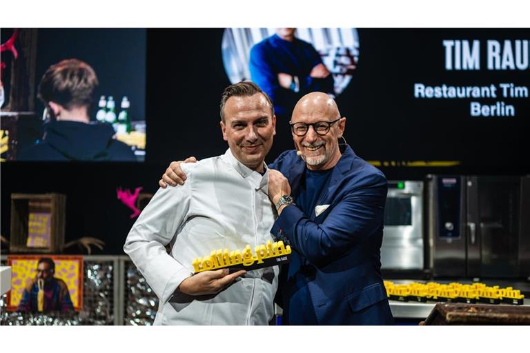 Tim Raue (links) wurde von Jürgen Pichler ausgezeichnet.